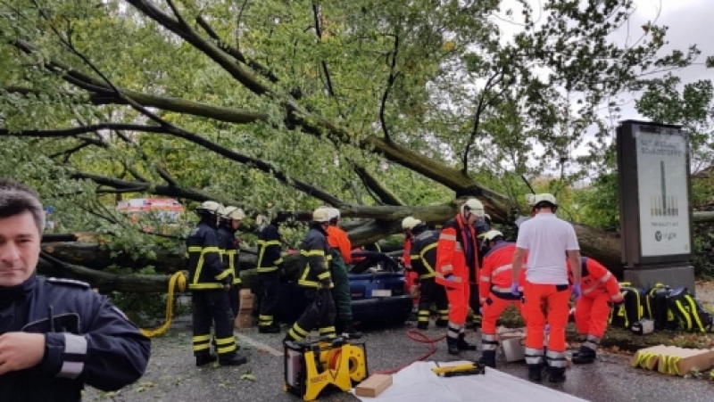 Извънредно положение в Хамбург и Берлин заради буря! Жена загина, затисната от дърво СНИМКИ