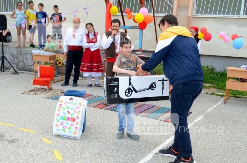 Пловдивски третокласници се отказаха от букетите за учителите, помогнаха на съученик СНИМКИ