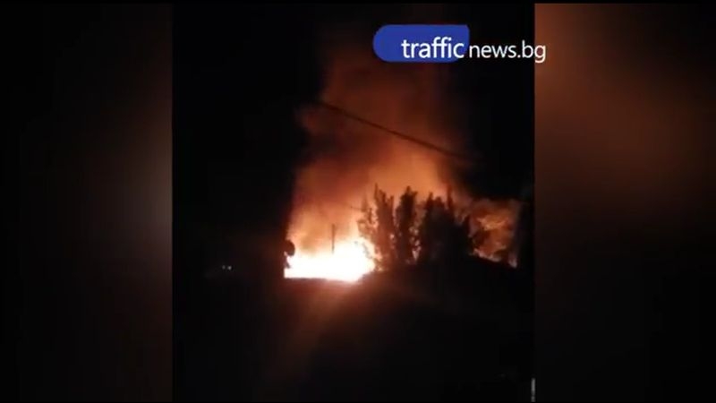Цяла нощ пловдивските пожарникари се бориха с огнения ад в центъра на Пловдив ВИДЕО