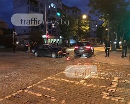 Мерцедес и джип Фолксваген се помляха в Кючука СНИМКИ И ВИДЕО