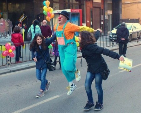 Клоунът от Главната Кени разсмива Пловдив