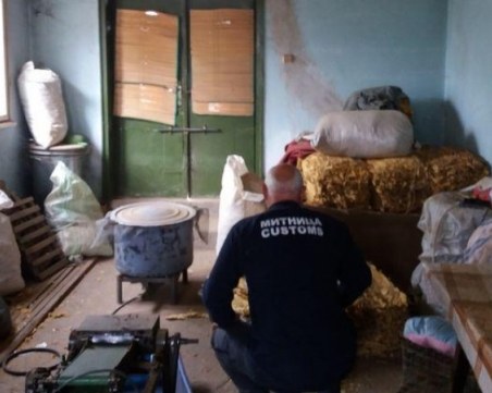 Разбиха цех за нелегален тютюн край Пловдив