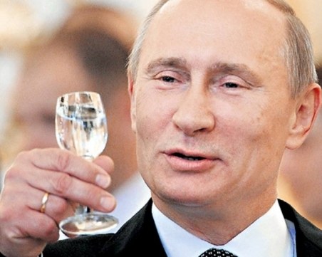 Русофилите в Пловдив празнуват рождения ден на Путин на площада