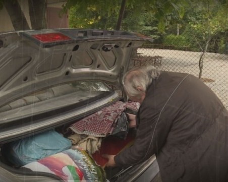 След като преживява инсулт, мъж губи жилището си и заживява в колата си