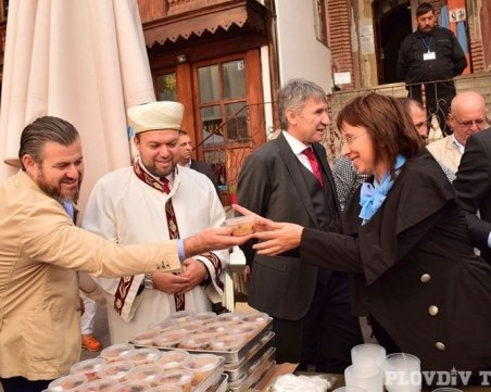 Турската общност почерпи пловдивчани, опашка за ашуре се изви пред Джумаята СНИМКИ