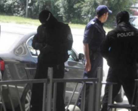 Ударна акция в Пловдив и региона! Разбиха нелегални депа за цигари, петима са в ареста