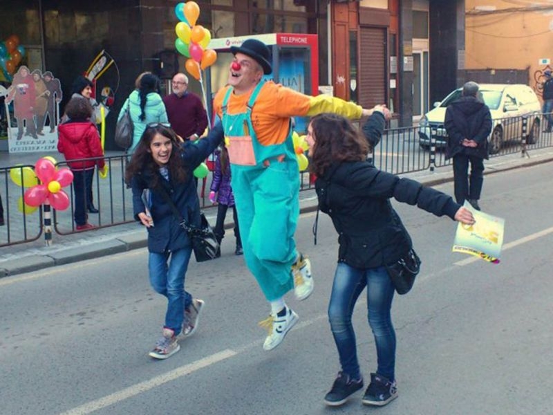 Клоунът от Главната Кени разсмива Пловдив