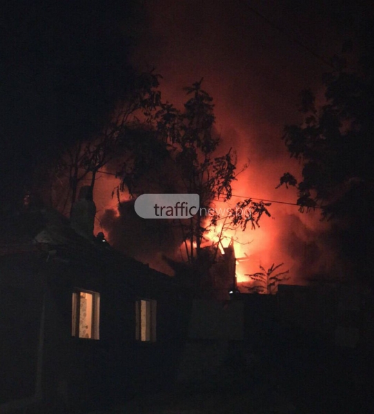 Огнен ад в центъра на Пловдив – горят две къщи СНИМКИ+ВИДЕО