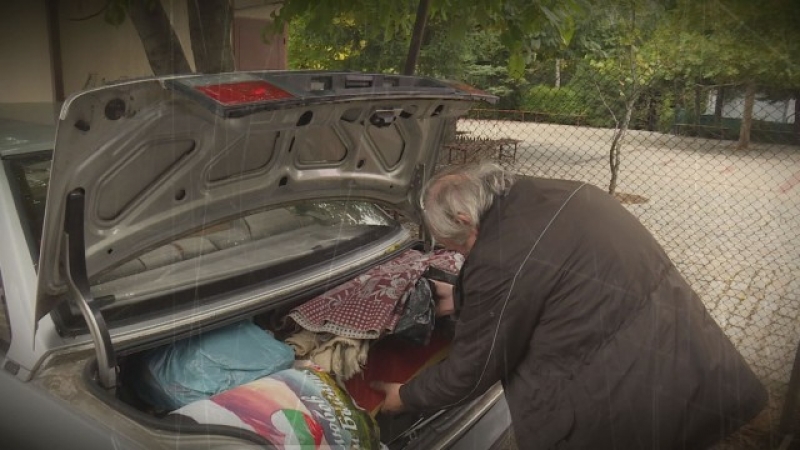 След като преживява инсулт, мъж губи жилището си и заживява в колата си