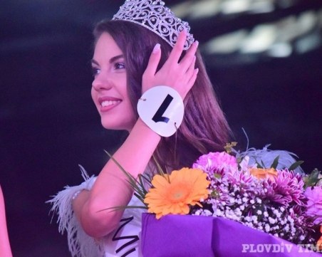 13 кандидатки за “Мис Пловдив 2017“ - по бански и вечерни рокли СНИМКИ
