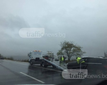 Внимание шофьори: Аквапланинг край Пазарджик, жена пострада в катастрофа заради водата