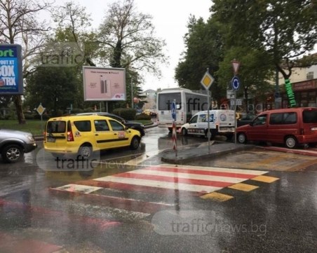 Заради дъжда: Кошмарен трафик в Пловдив, сметките на такситата - двойни заради задръстването СНИМКИ