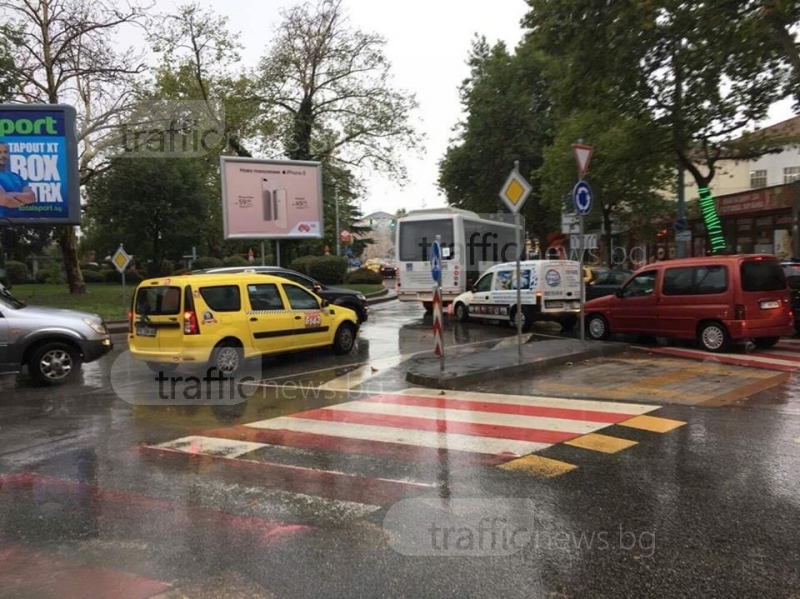 Заради дъжда: Кошмарен трафик в Пловдив, сметките на такситата - двойни заради задръстването СНИМКИ
