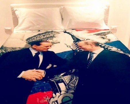 Берлускони подари на Путин постелка с ликовете им