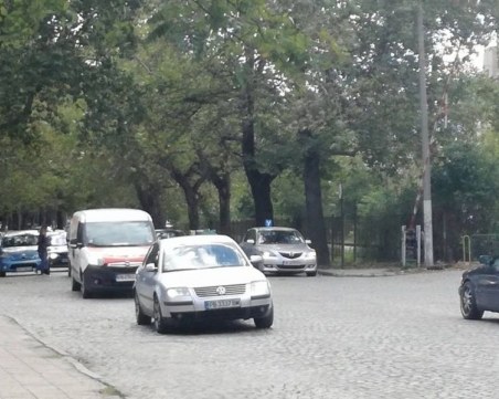 Фейсбук пак изригна: В насрещното ли е тази учебна кола? Вие как мислите? СНИМКА