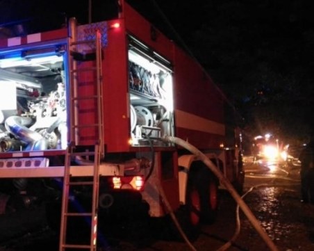 Пожар изпепели сграда в центъра на Бургас