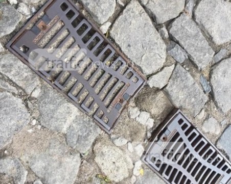 При всеки дъжд: Река по улица в Стария град СНИМКИ