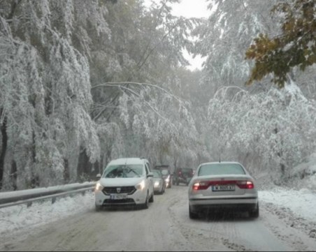 Проходите “Троянски“ и “Петрохан“ остават затворени и днес заради снега