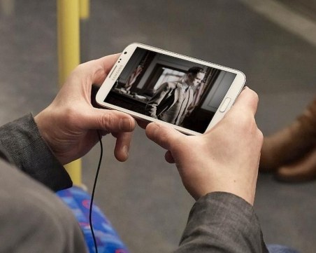 Телевизията отива в джоба ни - гледаме все повече от смартфоните си