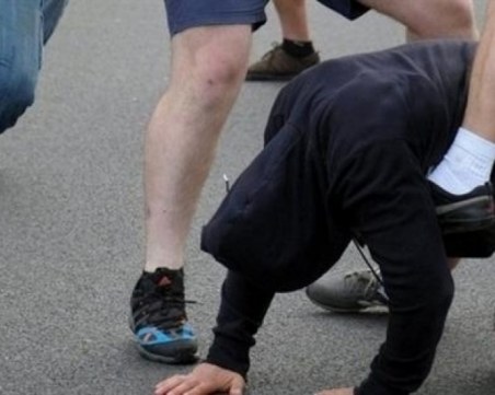 Трима души пребиха до смърт с дървени колове 29-годишен мъж