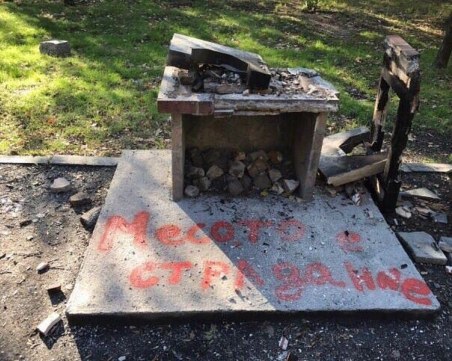 Вегани разрушиха барбекютата в Лаута СНИМКИ