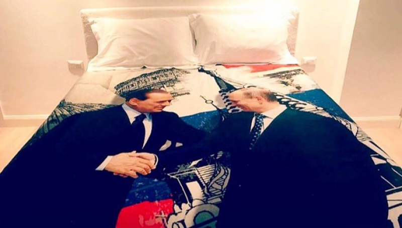 Берлускони подари на Путин постелка с ликовете им