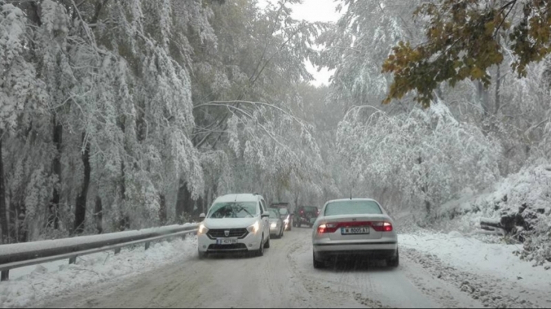 Проходите “Троянски“ и “Петрохан“ остават затворени и днес заради снега