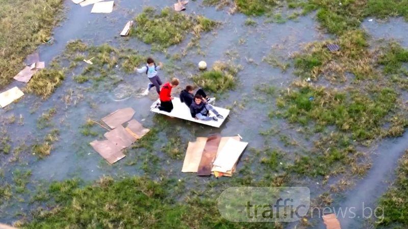 Щастие по детски! Пловдивчанчета “плаваха“ в мочурище пред блок в Тракия ВИДЕО+СНИМКИ
