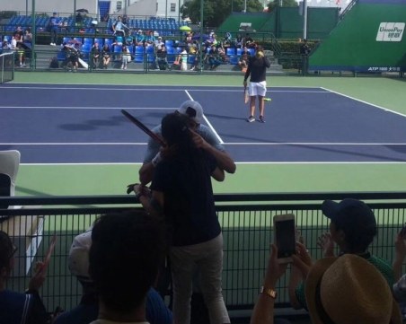 Гришо нацели фенка, вижте как й се извини ВИДЕО