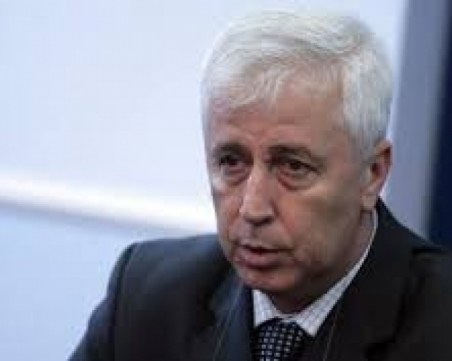 Мъж колабира на улицата, здравният министър е опитал да го реанимира