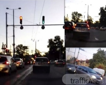 Оправдан ли е рискът? Нарушители блокират кръстовището на ВСИ ВИДЕО