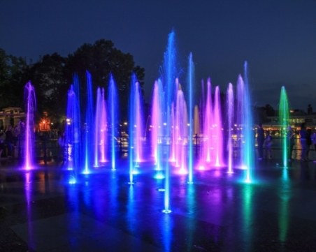 Пеещите фонтани ще “пеят“ с час и половина по-рано за пловдивчани СНИМКИ