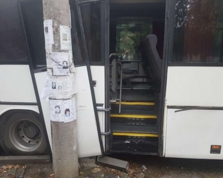 Бързи и яростни край Пловдив! Пияни хлапета задигнаха автобус и катастрофираха с него