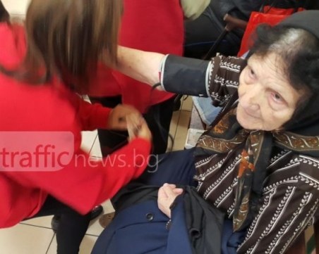 Бившият таен агент баба Веска с показатели като на спортист! 90-годишната жена дари с усмивка доброволци СНИМКИ