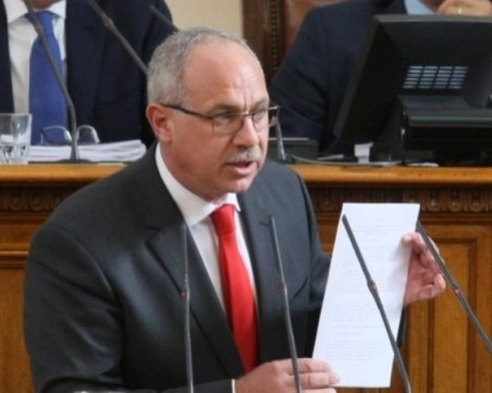 Депутатите гласуват оставката на колегата си, който заплаши с уволнение ТВ водещ