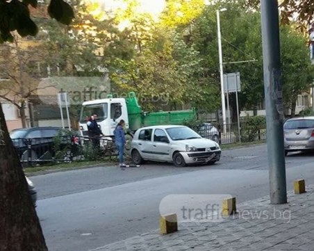 Камион блъсна рено край Панаира, изпрати го през мантинелата в насрещното СНИМКИ*