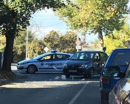 Кола помете пешеходец до Гребната, движението е блокирано СНИМКА