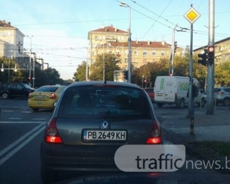Опасно задръстване на ключово кръстовище в Пловдив СНИМКА
