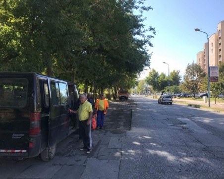 Ударно запълват дупки в Смирненски и край Братската могила СНИМКИ