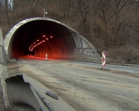 Внимавайте, шофьори! Променят движението в тунела между Пловдив и София