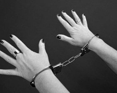 Закопчаха момиче в Раковски, плячкосала близо 5 бона от къща