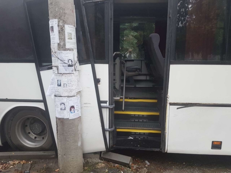Бързи и яростни край Пловдив! Пияни хлапета задигнаха автобус и катастрофираха с него