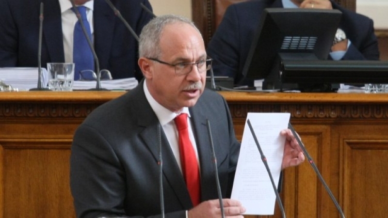Депутатите гласуват оставката на колегата си, който заплаши с уволнение ТВ водещ