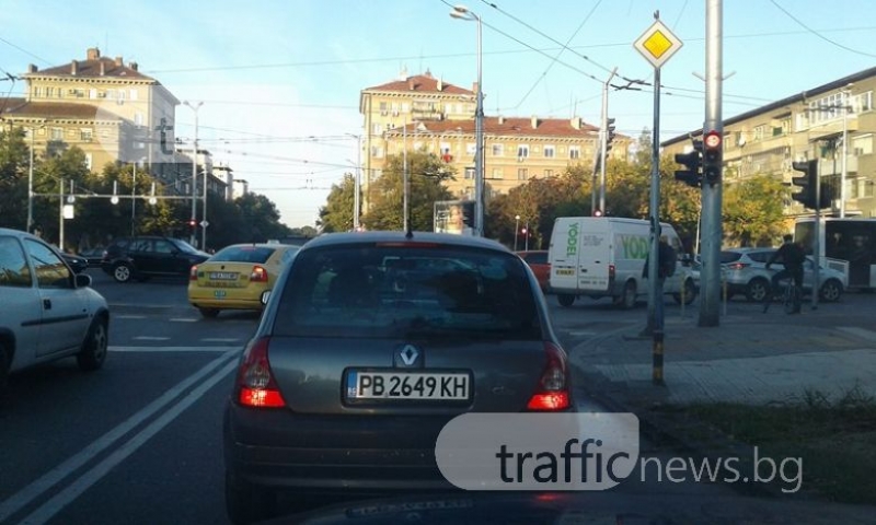 Опасно задръстване на ключово кръстовище в Пловдив СНИМКА