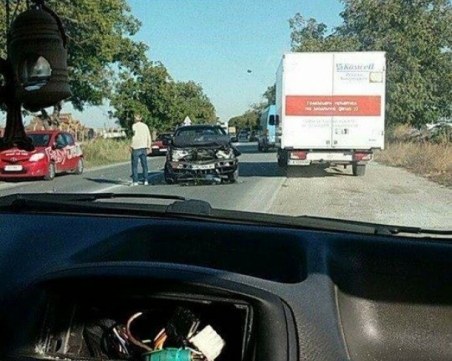 Катастрофа и трафик превърнаха околовръстното в огромна тапа СНИМКИ