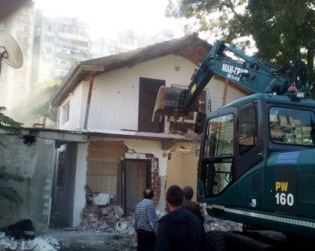 Масивна двуетажна къща сред бутнатите в Армана СНИМКИ