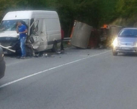 Нелеп инцидент: Валяк падна от ремарке и отнесе бус