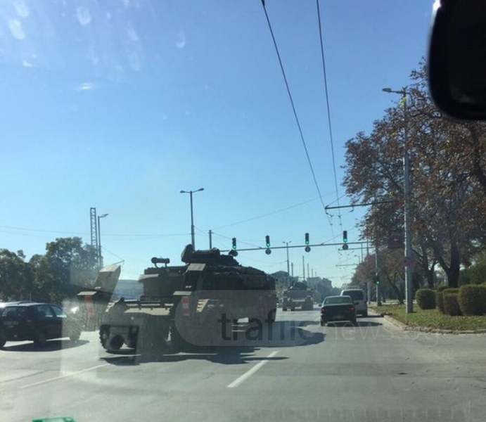 Колона с тежка военна техника мина през пловдивски булевард, камион помля автомобил СНИМКИ