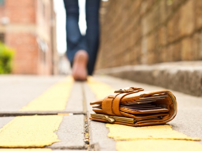 Пловдивчанин губи портмонето си в столицата, мъж го намира и му праща писмо СНИМКА