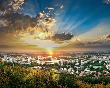 Добра новина! Пловдивчани ще се радват на топло време поне още седмица